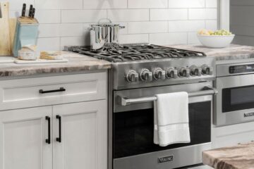A Viking range with VariSimmer features sitting in a modern kitchen